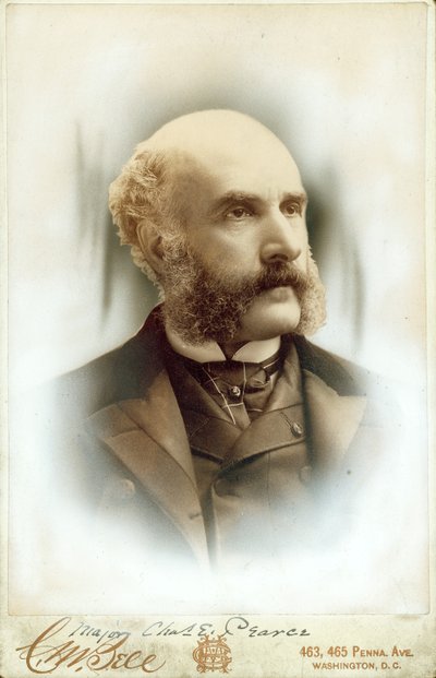 Retrato busto de Charles E. Pearce con traje, chaleco y corbata de Washington D.C. C.M. Bell